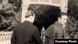 Міхась Стральцоў (справа) і Мікола Капыловіч. Менск, парк імя М. Горкага, канец 1960-х гг. З фондаў БДАМЛМ
