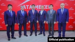 Слева направо: Темир Сариев, Рыскельди Момбеков, Жанар Акаев, Тилек Токтогазиев, Азамат Темиркулов и Омурбек Текебаев. Июнь 2020 года.