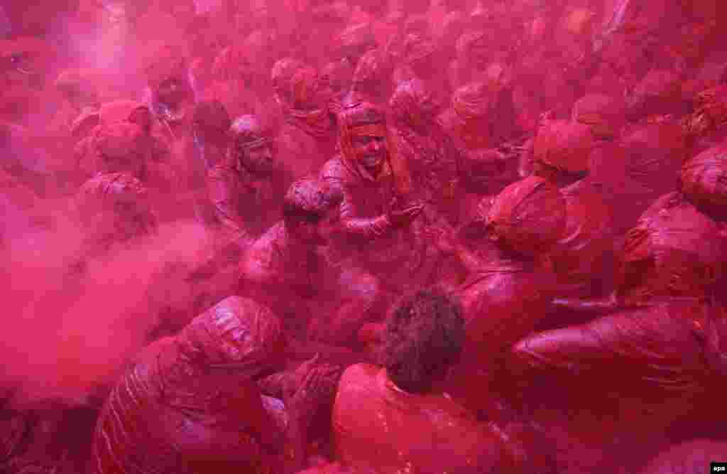 Indianët e devotshëm &nbsp;hedhin pluhur me ngjyrë gjatë festimeve Holi në Uttar Pradesh më 6 mars.