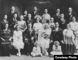 Батько й мати Джека на весіллі – Іван Палагнюк (найвищий чоловік на фото) та його Анна Ґрам’як-Палагнюк, що стоїть ліворуч від нього
