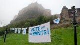 „Votează cu chiloți curați”, slogan proindependentist sub castelul din Edinburgh, înaintea referendumului asupra independenței, Scoția, 18 septembrie 2014