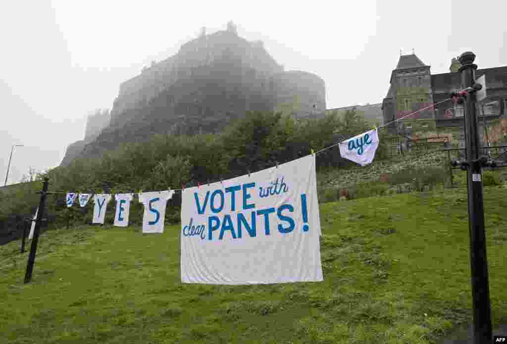 &quot;Голосуйте за независимость в чистом белье!&quot;. Окрестности&nbsp;Эдинбургского замка (на заднем плане) 