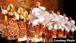 Националeн ансамбл на народни песни и игри од Македонија - „Танец“.