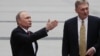 Prezident Vladimir Putin (solda) və onun mətbuat katibi Dmitry Peskov (Foto arxivdəndir) 