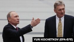 Владимир Путин и Дмитрий Песков после большой пресс-конференции 17 декабря