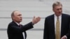 Vladimir Putin (solda) və onun sözçüsü Dmitry Peskov