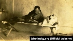 У в’язниці в Акко (нині – музей в Ізраїлі) Володимир (Зеєв) Жаботинський перебував за часів британського мандату в Палестині. Після погрому в Єрусалимі він, як організатор єврейської самооборони, отримав 15 років каторжних робіт. Пізніше був виправданий