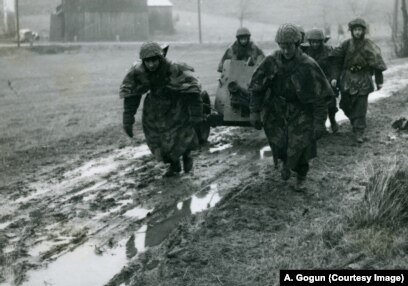 Вторая половина 1940-х: Чехословацкие солдаты месят грязь, готовясь облагодетельствовать человечество. Снимок из военного архива Чехии, копия А. Гогуна