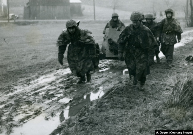 Вторая половина 1940-х: Чехословацкие солдаты месят грязь, готовясь облагодетельствовать человечество. Снимок из военного архива Чехии, копия А. Гогуна