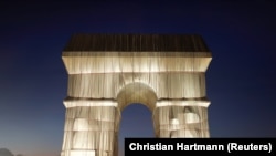  Опакованата Триумфална арка 