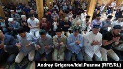 Религиозная служба в праздник Ураза байрам в мечети "Гадел" в Казани. 13 мая 2021 года