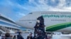Iraki bevándorlók felszállása az első evakuációs járatra a minszki repülőtéren 2021. november 18-án