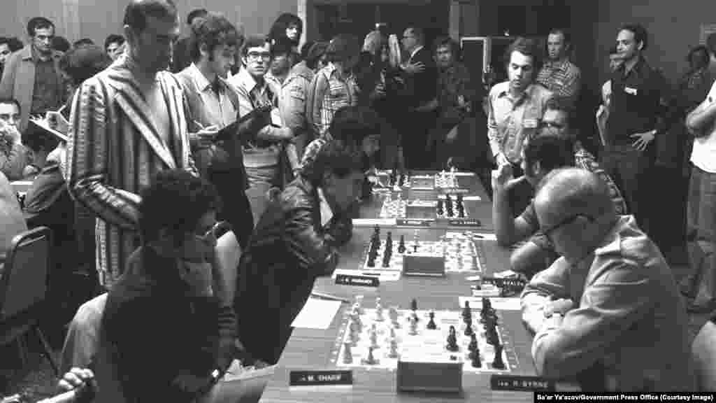 Irán sakkcsapata (balra) játszik amerikai ellenfelével az izraeli Haifában megrendezett sakkolimpián 1976-ban.