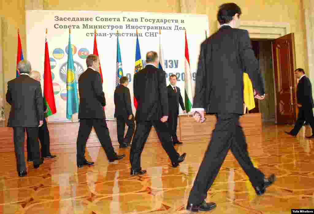 Cu paşi hotărîţi spre plen