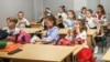 Діти мають навчатися в школах у протирадіаційних укриттях, вважає народний депутат Роман Грищук. На фото: першокласники в шкільному укритті під час удару російського безпілотника, Київ, 1 вересня 2026 року