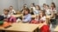 Діти мають навчатися в школах у протирадіаційних укриттях, вважає народний депутат Роман Грищук. На фото: першокласники в шкільному укритті під час удару російського безпілотника, Київ, 1 вересня 2026 року