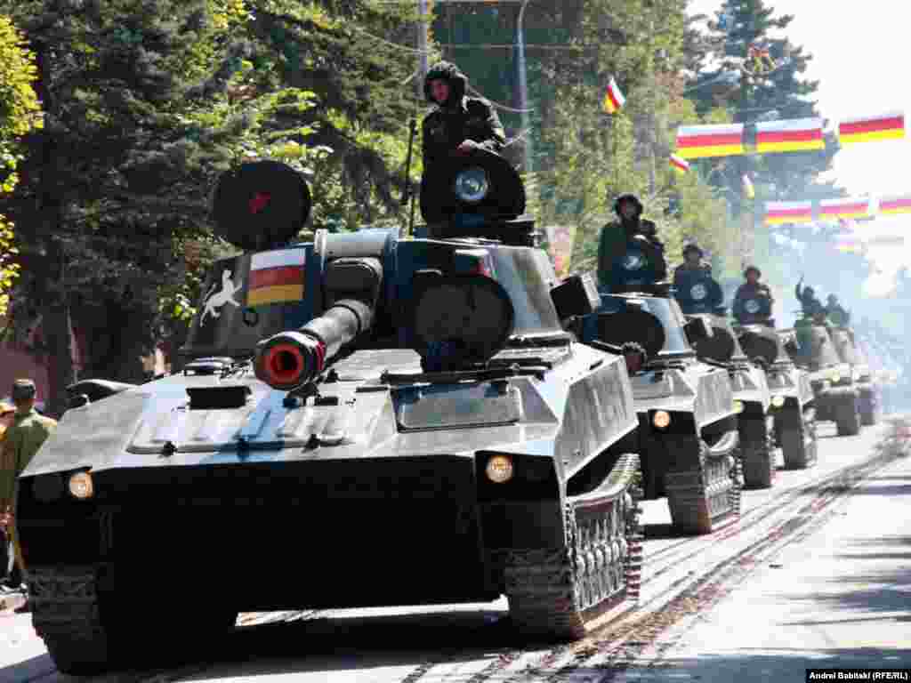 Танки проходят на улице Цхинвали во время военного парада - 20 сентября в Цхинвали прошел военный парад, посвященный празднованию Дня независимости самопровозглашенной республики Южная Осетия.