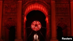 Алберто Томба и Дебора Компаньони запалват олимпийския огън.