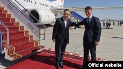 Министр иностранных дел Кыргызстана Чингиз Айдарбеков (справа) встречает в аэропорту главу внешнеполитического ведомства Китая Вана И. 13 сентября 2020 года.