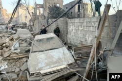 Mașini avariate și moloz la locul unui atac aerian israelian în cartierul Bashoura din Beirut, pe 18 martie 2026.