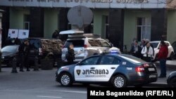 51-ე საჯარო სკოლის მიმდებარე ტერიტორია ხორავას ქუჩაზე მომხდარის შემდეგ. 2017 წლის 4 დეკემბერი