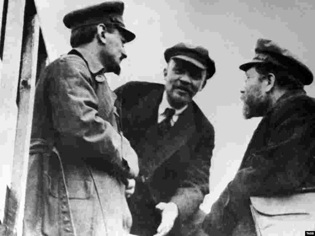 Soviet leaders Leon Trotsky (left), Vladimir Lenin (center), and Lev Kamenev in Moscow in 1920 - Lenin died in 1924, shortly after the civil war's end. But he had built a centralized authoritarian state system with Byzantine power structures and no democratic institutions. The revolutionaries began to turn on one another, leading to the dictatorship of Josef Stalin. Just 20 years after the October Revolution, the Soviet Union experienced the nightmare of Stalin's Great Terror.