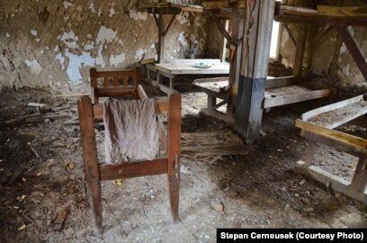 Орыс жігіті әйелдерді жағажайда жұлқылайды.