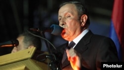 Armenia - Former President Levon Ter-Petrosian addresses an opposition rally in Yerevan's Liberty Square, 20Apr2012.