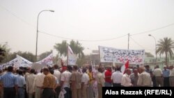 Iraq - Protesters at demonstration on the occasion of "Maliki's 100 day deadline", Al-Hilla, 10Jun2011