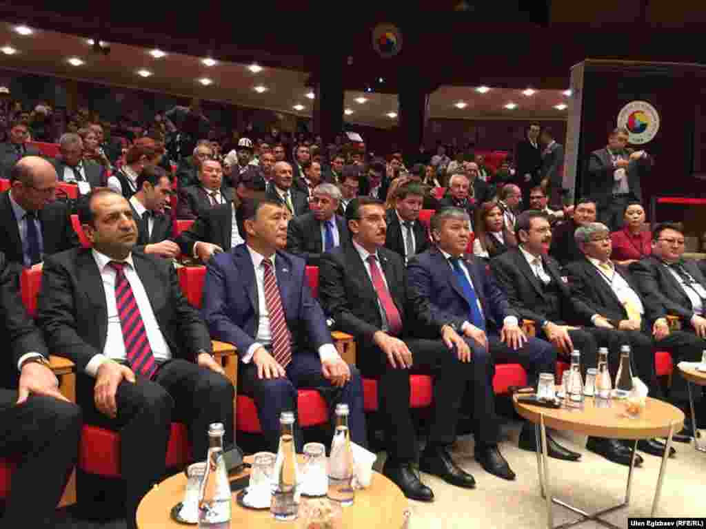 Посол Кыргызстана в Турции Ибрагим Жунусов и министр экономики Арзыбек Кожошев с турецкими коллегами.