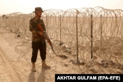 A Pakistani security official patrols the Pakistani side of the border, at Chaman, on July 18, following its reopening days after the Taliban took control of the Afghan crossing point at Spin Boldak.