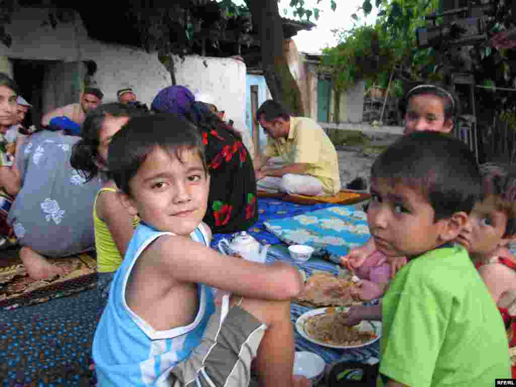 Tajikistan -- Seeing off to Moscow, dinner, Dushanbe-Moscow train for Shakirov migrant story, Jun2009 - Tajikistan -- Seeing off to Moscow, dinner, Dushanbe-Moscow train for Shakirov migrant story, Jun2009 