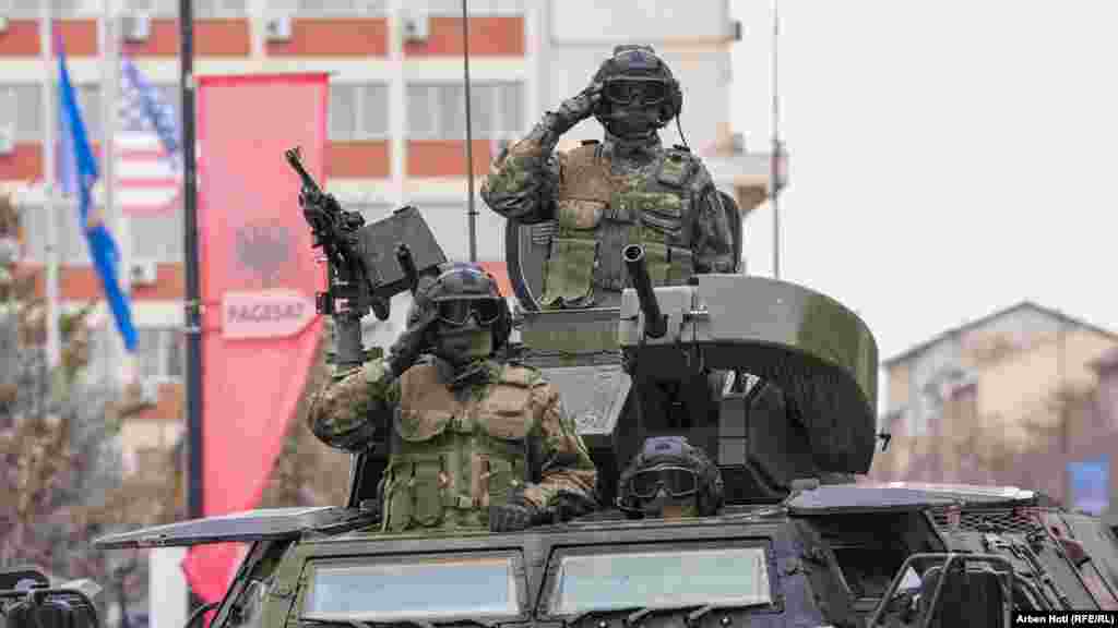 Puni sastav naoružanja KSF-a ostaje nejasan, dok službeno potvrđena oprema uključuje oklopna vozila i dronove.