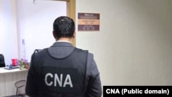 Imagine publicată de CNA de la perchezițiile efectuate joi, 6 noiembrie, într-un dosar de corupție în sistemul educațional din Chișinău, care vizează achizițiile publice.