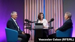 Victoria Coroban, gazda podcastului „Dincolo de știri”, alături de analiștii Nicolae Negru și Igor Boțan, în studioul Europei Libere de la Chișinău.