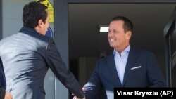 Albin Kurti dhe ambasadori Richard Grenell. 