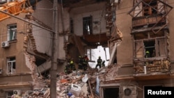 Рятувальники на місці ураження багатоквартирного будинку в Одесі, 27 січня 2026 року