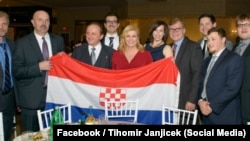 Hrvatska predsjednica Kolinda Grabar Kitarović sa spornom zastavom 