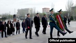 Чехия парламентинин спикери Ян Гамачек баштаган делегация Бишкектин Жеңиш аянтындагы "Өчпөс отко" гүл коюу аземине катышты. 