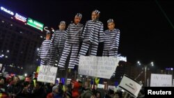 Figuri ale coaliției de guvernămînt din România la un protest împotriva încercărilor de slăbire a luptei împotriva corupției, București, 3 februarie 2017. 