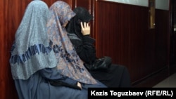 Жены подсудимых по делу "Терроризм" сидят в здании суда. Алматы, 10 сентября 2012 года. 