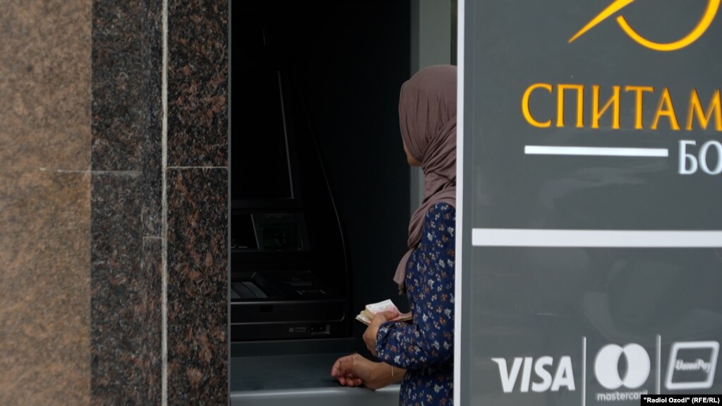 Бонки миллӣ гуфт, сабабҳои таҳрими Аврупо ба зидди се бонкро меомӯзад