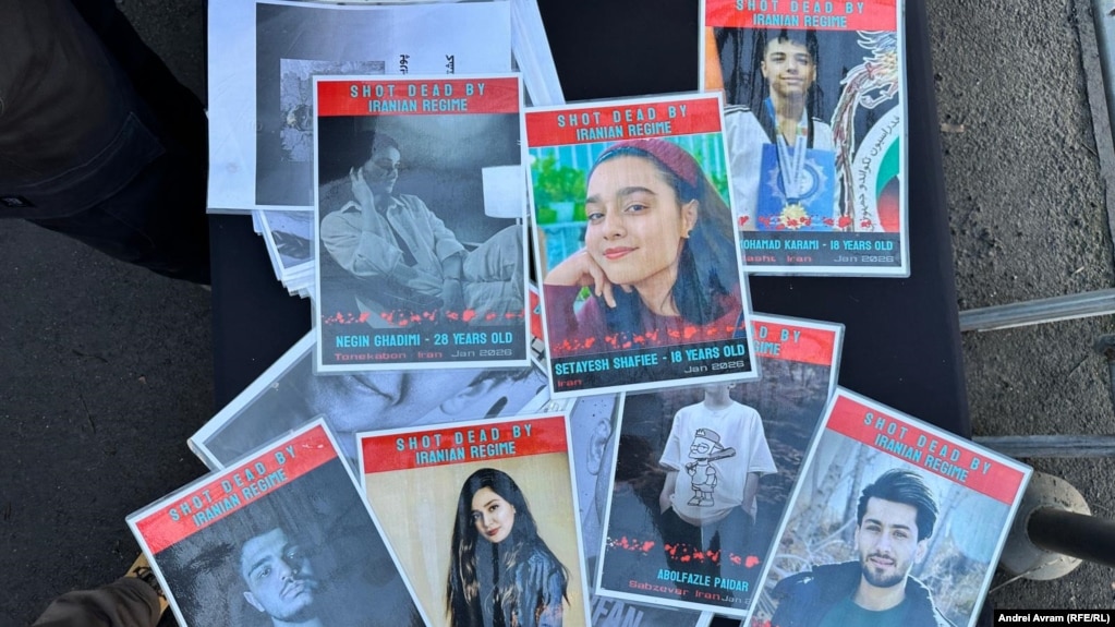 تصویر شماری از کشته‌شدگان اعتراضات دی‌ماه در ایران در تجمعی مقابل سفارت جمهوری اسلامی در رومانی