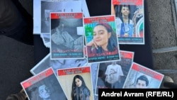 تصویر شماری از کشته‌شدگان اعتراضات دی‌ماه در ایران در تجمعی مقابل سفارت جمهوری اسلامی در رومانی