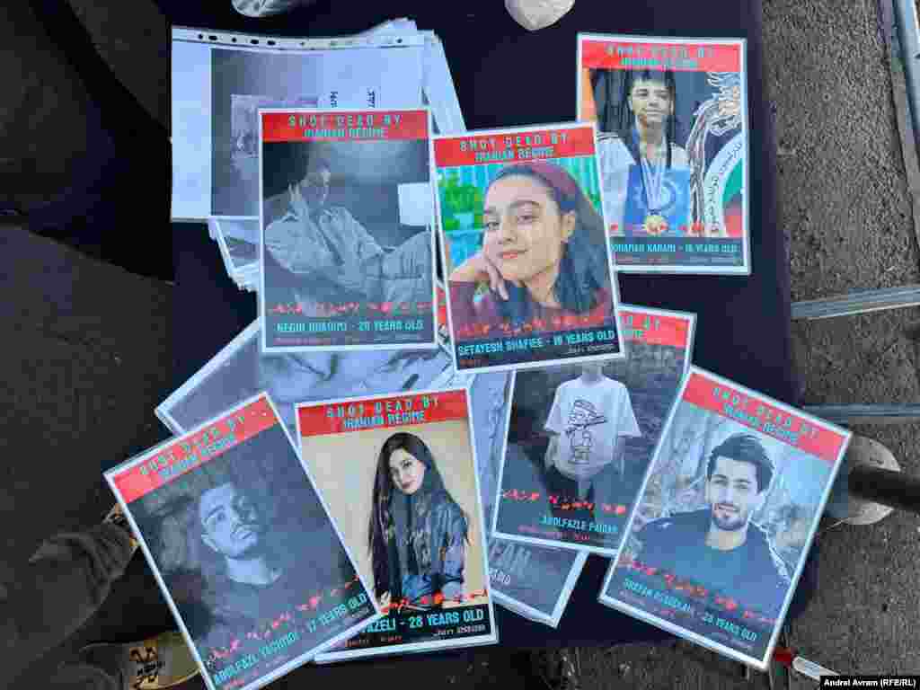 Portrete ale unora dintre victimele represiunii din Iran au fost expuse pe 28 ianuarie 2026 în fața sediului Ambasadei acestei țări la București. În ciuda blocării accesului la internet în tot Iranul, participanți la proteste reușesc să trimită imagini și informații presei occidentale.Martori oculari au povestit în interviuri acordate Radio Farda al RFE/RL că părți ale suburbiilor și ale orașelor satelit ale provinciei Isfahan, de exemplu, seamănă cu zone de război, comparabile cu felul în care arătau orașele devastate în timpul războiului Iran-Irak din anii 1980.