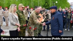 Рустам Минниханов (справа). 9 мая 2025 года