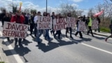 Marș de protest către închisoarea unde sunt ținuți șase activiști, 12 aprilie 2025. Foto: Jovana Krstić (RFE/RL)