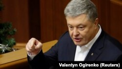 За словами адвоката, Петро Порошенко обов’язково буде на суді 18 червня, хоча цього дня мав би відбутися похорон його батька, який помер 16 червня