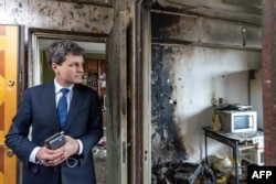 Președintele român Nicușor Dan a vizitat la 29 mai blocul avariat de drona căzută la Galați.