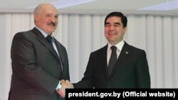 Türkmenistanyň we Belarusyň prezidentleri Gurbanguly Berdimuhamow (ç) we Aleksandr Lukaşenka (s) 